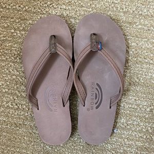 Women’s rainbow brand sandals
SMALL (5.5-6.5)
I got the wrong size for myself🥲
